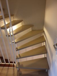 Treppenstufen aus Buche grau gebeizt und klar lackiert