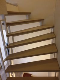 Treppenstufen aus Buche grau gebeizt und klar lackiert