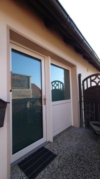 Hauseingangst&uuml;r mit Seitenteil der Firma Rohde Fensterbau durch uns montiert